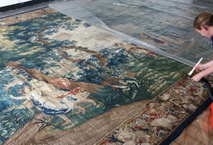 Conservation: Cleaning Of A 17th Century Tapestry - Hatfield Park