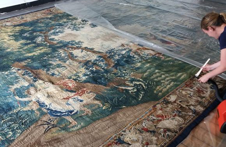 Conservation: Cleaning Of A 17th Century Tapestry - Hatfield House