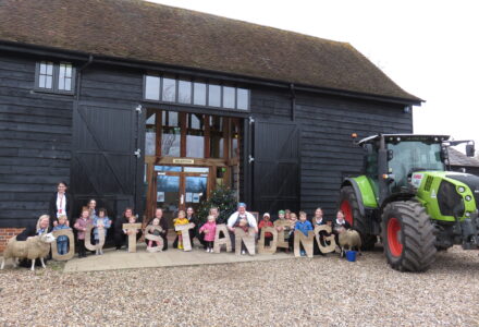 Countryside environment encourages nursery children to appreciate nature - Hatfield Park